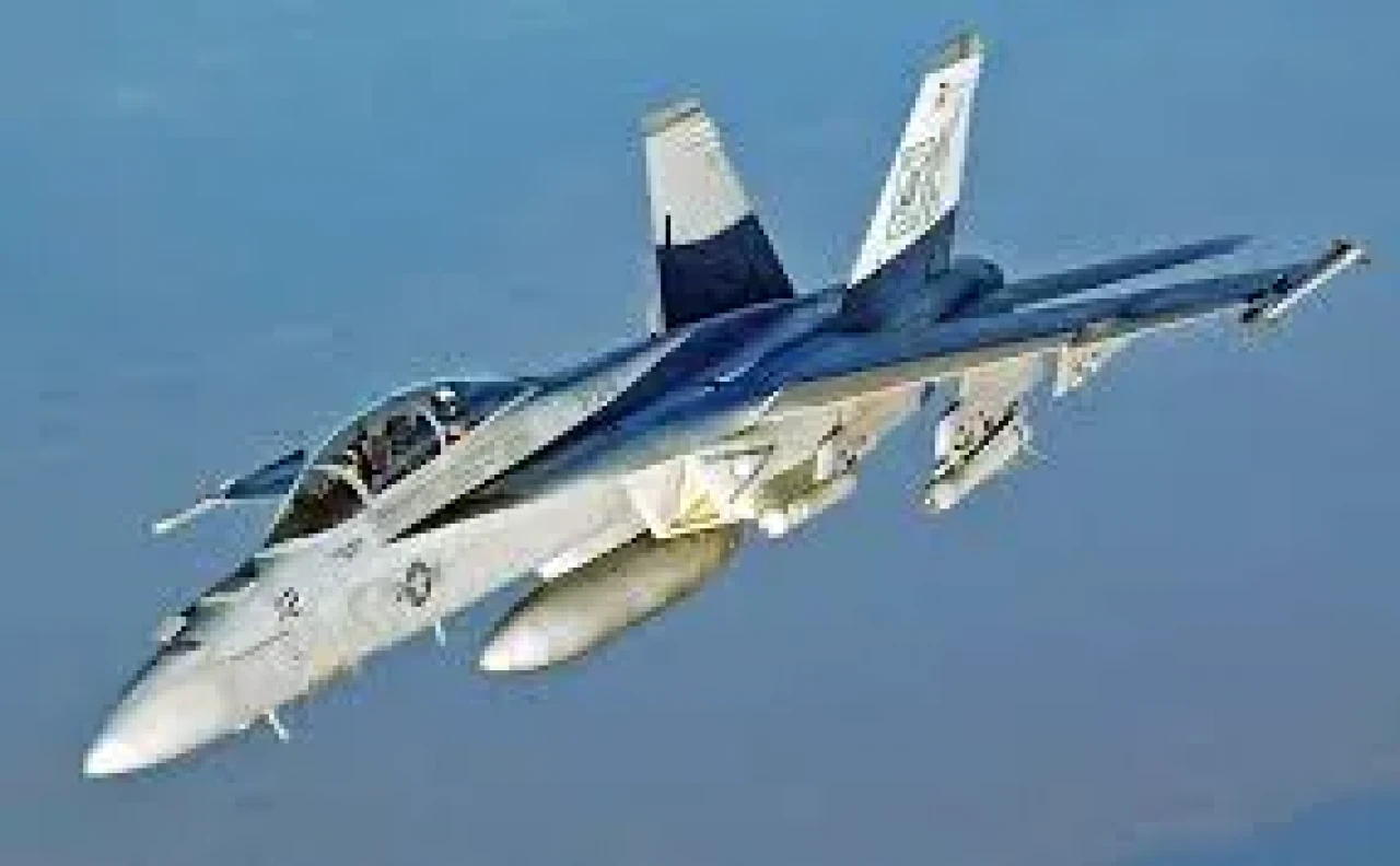 Kızıldeniz'de Uçak Gemisinde F/A-18 Super Hornet Savaş Uçağı Düştü